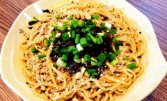 点燃周一的激情 这碗燃面的劲儿可真足!