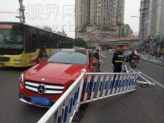 奔驰撞护栏 新手女司机被吓懵
