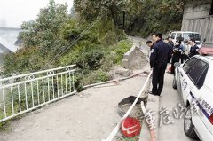 撞坏两层防护栏杆 越野车冲进嘉陵江