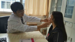 重庆一女孩得怪病 天天只能戴口罩出门