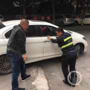 男司机开车打望 轿车卡路中间“骑虎难下