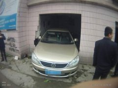 女司机错把油门当刹车 车子一头扎进民房