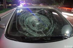 路人都被吓呆了！两车追尾火花四射