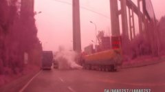 大货车高速路口“放毒”维修 浓烟滚滚似自燃