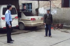 精神病患者酗酒后挥刀追逐路人 民警3秒钟徒手夺刀