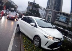 新手连续两次把油门当刹车踩 撞了车又险撞人