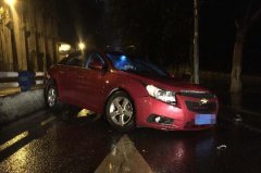 醉酒姐夫喊醉酒舅子开车 撞上隔离带车内3人昏迷