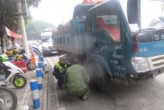 货车抛锚停路边 驾驶员欲换发动机被民警制止