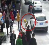 两岁小孩独自上路扑在车上摔倒监护人担全责
