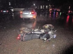 一个违规左转一个无证驾驶 两车相撞谁负责？
