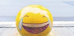 街头石头隔离墩被涂鸦 变成一大波Emoji表情包