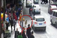 两岁小孩独自上路扑倒在车前 监护人担全责