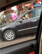男子怀抱孩子开车 别让陪伴成为遗憾