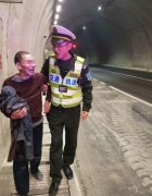 八旬老人迷路走了6小时误入高速 隧道内吓停大货车