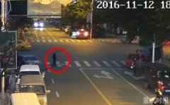 醉汉斑马线上呼呼大睡 被车压了还要罚5元