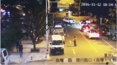 醉酒男子斑马线上睡觉 遭小轿车当场碾压