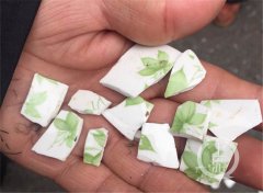 青花瓷碗从天而降 砸烂车窗玻璃