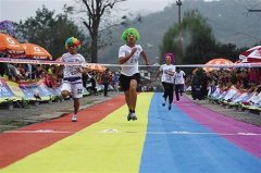 11秒63 男子穿7厘米高跟鞋跑完70米跻身决赛