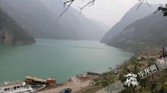 武隆一车驳船侧翻无人员伤亡 专家队正制定打捞方案