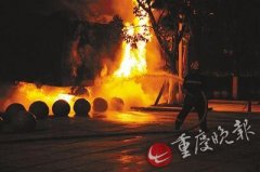 沙坪坝一大货车起火 市民报警却说错地点