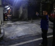 小偷爬入车内行窃被抓现行 伪装初次作案求宽大处理