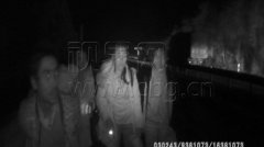 一家五口搭顺风车 半夜被甩高速