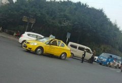 新手司机开车撞上出租车 正要撤离现场又发生事故