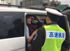 外籍男子来中国“穷游” 在重庆高速路上拦车