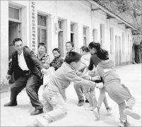 重庆乡村教师坚守深山38年 学生：您别退休好不好