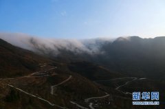 重庆酉阳现高天流云奇观 云雾倾泻而下卷起千堆雪
