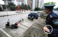 烂摩托一字排开抢车位，霸气十足！