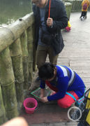 没搞错？花卉园竟有人钓鱼