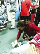 孙女轻轨上吐一地 大妈蹲地一点点擦干净