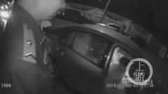 蠢哭！男子车内行窃误将自己反锁 打电话向车主求助