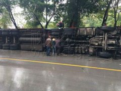 寒潮来袭 18米大拖车“冻僵踩滑”翻路边