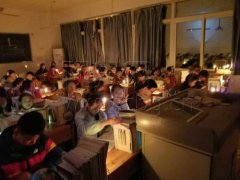 暖冬！车灯照亮数千学生“回家路”