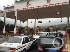 奉节高速路口上演警匪大片:毒贩携孕妇 撞坏警车冲卡