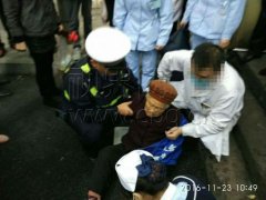 雨天老人摔倒 温暖哥的感人一幕