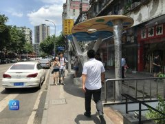重庆街头现消暑神器 颜值高还可喷水雾