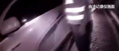 男子酒后开车回家 竟在等红灯时睡着了