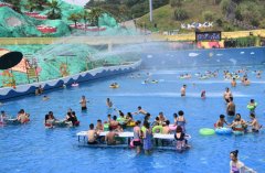 重庆市民“水中棋牌”消酷暑