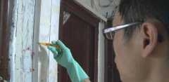 重庆男子家墙壁带电 进出家门带绝缘手套