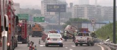 重庆发生一起车祸 副驾直接被甩出车外