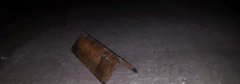 连续三车爆胎 原是一块角钢作怪