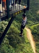 小伙悬空千里  倒挂做仰卧起坐
