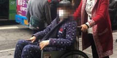 女子带娃巷子里小便  男子撞见后给了一巴掌