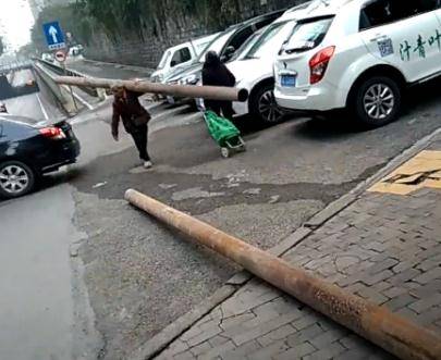 朱婆婆说儿子媳妇都在外媒打工,自己带着孙子,大孙子大学毕业了,小孙子明年小学毕业。子女不在家,自己出来活动活动,这两根铁管一共34公斤,卖了27块钱。(CP)