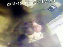 幼儿乱碰电梯按钮手指被夹 年轻妈妈当场被吓慌