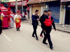 重庆小伙抬轿娶亲 虽无豪车护送但赚足回头率