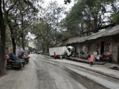 卡车失控冲向路边民房 车头向下倾斜
